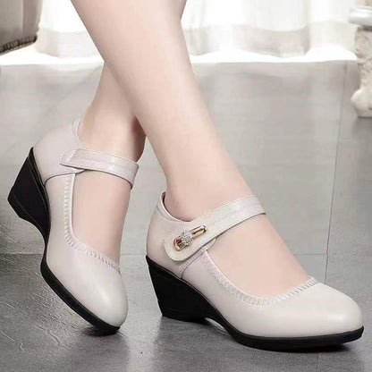 Soft leather shoes with heels and a soft, non-slip sole, ideal for mom.