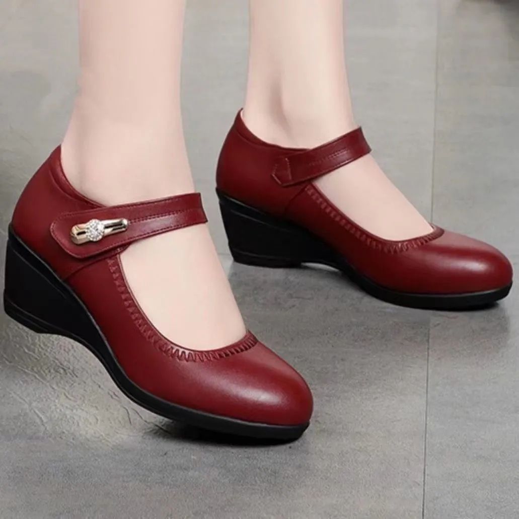 Soft leather shoes with heels and a soft, non-slip sole, ideal for mom.